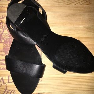 Super cute n Classic Zara Slip On Leather Sandals